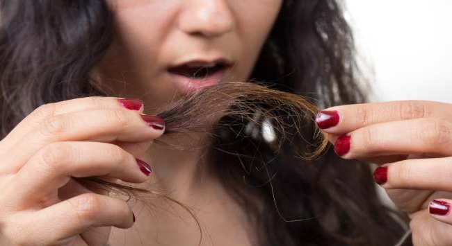 Tóc chẻ ngọn là tình trạng khi lớp biểu bì của tóc bị hư tổn