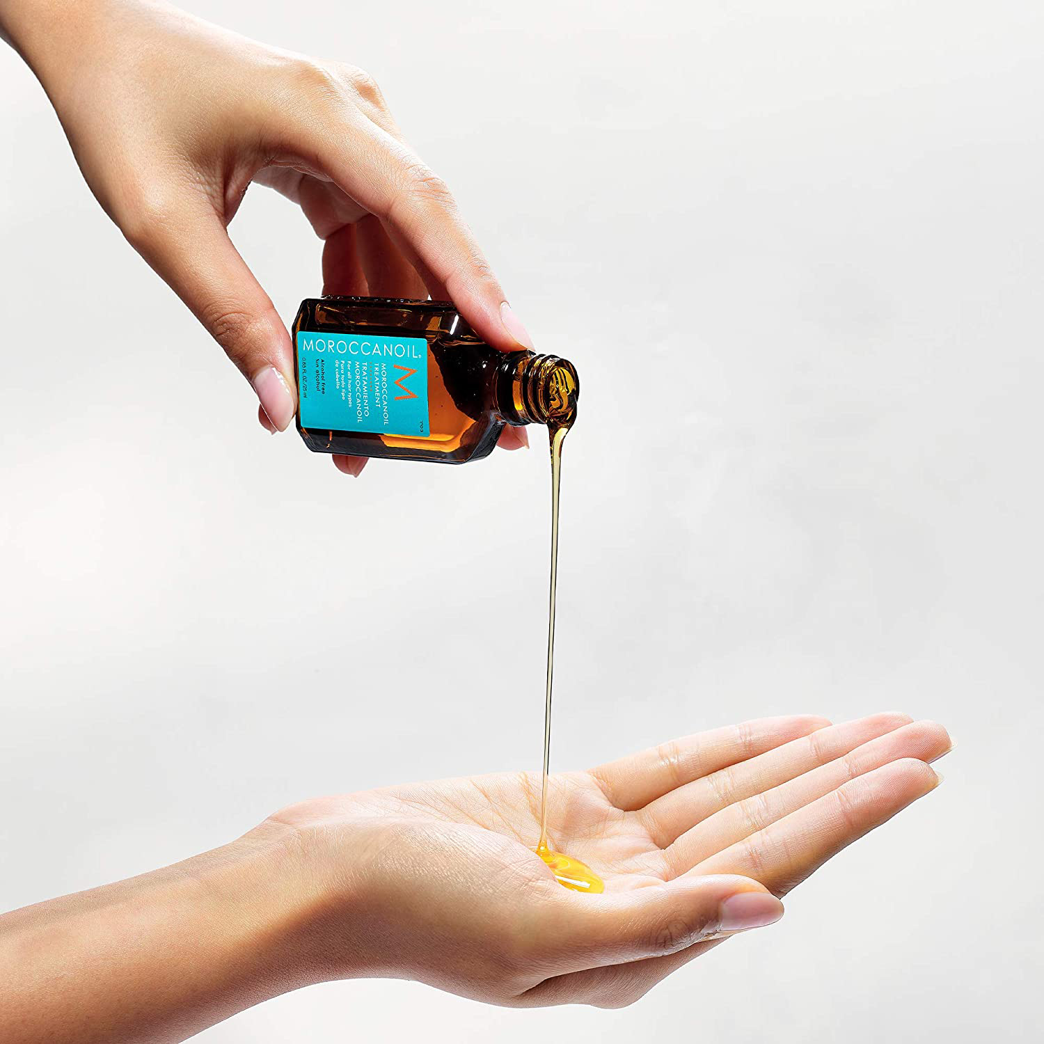 “Chất dầu dưỡng Moroccanoil có màu vàng trong dạng gel hơi lỏng giống như mật ong
