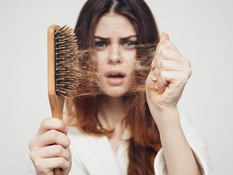 Mái tóc yếu, khô xơ thường rụng rất nhiều trong lúc gội đầu, chải tóc