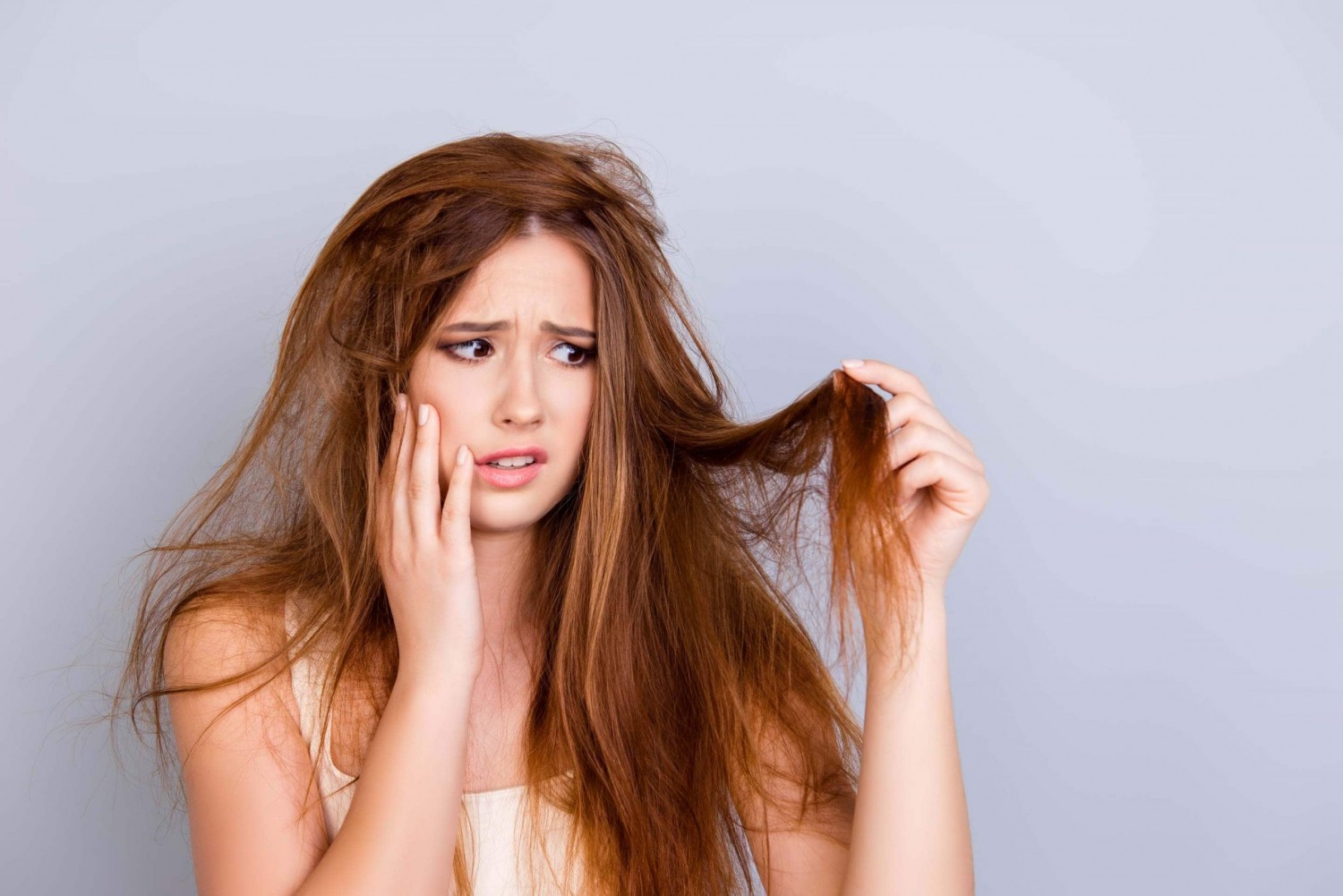 Mái tóc nhuộm thường gặp các vấn đề về tóc xơ rối, phai màu khi gội đầu