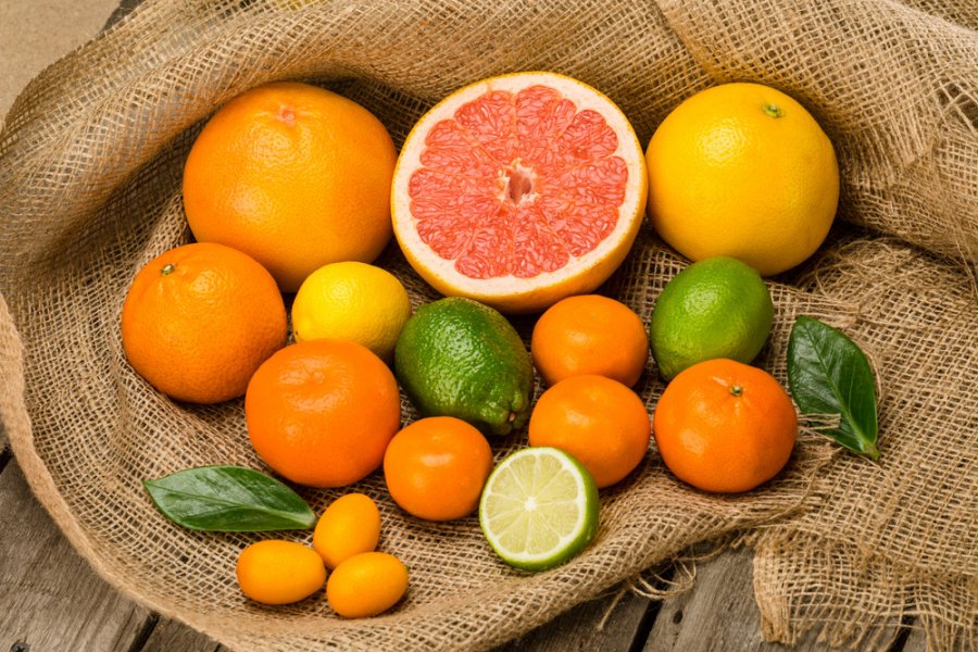 Hoa quả họ nhà cam cũng đặc biệt cung cấp nhiều vitamin C