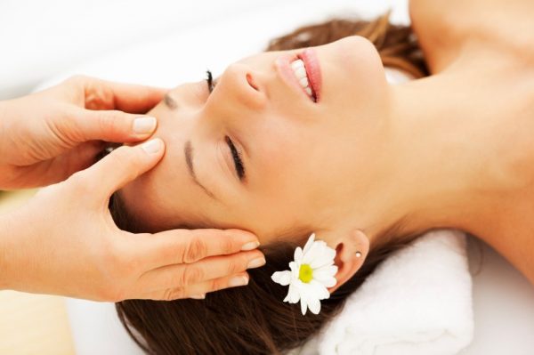 Massage và sử dụng các sản phẩm dầu gội, dưỡng có tác dụng làm dày tóc sẽ đặc biệt giúp tóc mọc dài